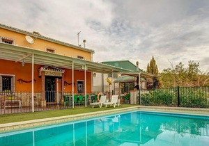 Inviting holiday home in Villanueva de Tapia with pool