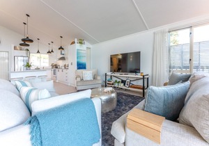 Jellicoe Views - Surfdale Holiday Home