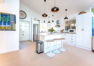 Jellicoe Views - Surfdale Holiday Home