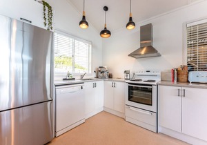 Jellicoe Views - Surfdale Holiday Home