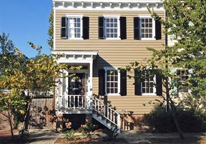 Jingle Bells Square House-Historic District-Working Fireplaces-Screened Porch
