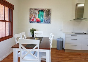 Jodi's Beach Retreat - Pet Friendly (2 bedroom apartment) 2+ Nights