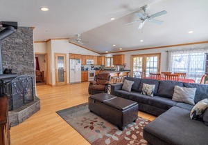 Johnson Suite 2- Walk to both June and Gull Lakes, only 1.5 miles to June Mtn Ski Area