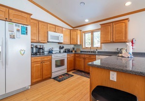 Johnson Suite 2- Walk to both June and Gull Lakes, only 1.5 miles to June Mtn Ski Area