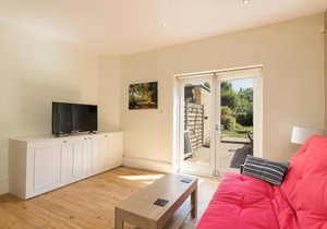JOIVY Charming 1-Bedroom Flat with Patio