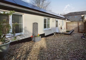 JOLLY COTTAGE, romantic, character holiday cottage in Goodrich