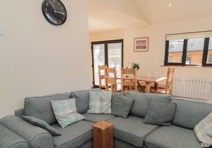 JUNIPER LODGE, pet friendly, character holiday cottage in Otterburn
