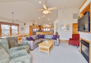 Just 70 Yards to the Beach.Pool, Pool Table.Close to Restaurants.