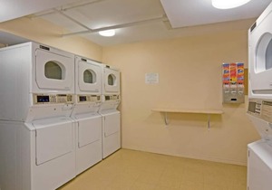 Just Minutes to Old Port! 4 Classy Units, Shopping & Dining, Full Kitchens