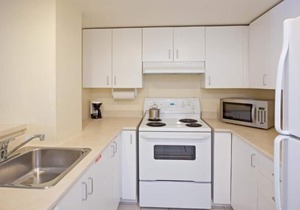 Just Minutes to Old Port! 4 Classy Units, Shopping & Dining, Full Kitchens