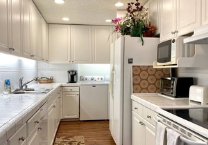Kahala Beach 2B/2bath/1pkg Condo