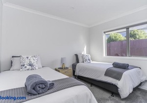 Kaka Point Views Apartment 1