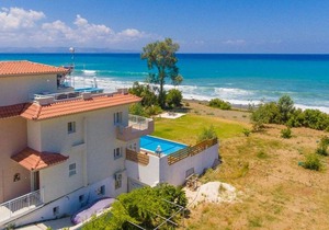 Kalisto Beach Villa: Large Private Pool, Walk to Beach, Sea Views, A/C, WiFi