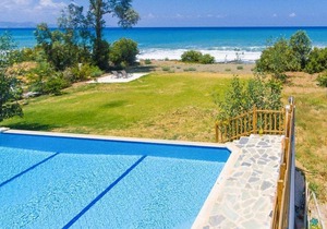 Kalisto Beach Villa: Large Private Pool, Walk to Beach, Sea Views, A/C, WiFi
