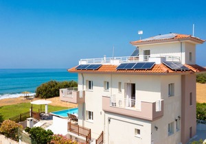 Kalisto Beach Villa: Large Private Pool, Walk to Beach, Sea Views, A/C, WiFi