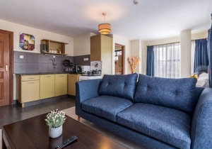 Kasri Saphire @Mvuli. Stylishly furnished. Fast wifi. King size bed. Cosy