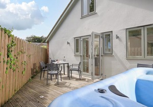 Keepers Lodge, Hillfield Village