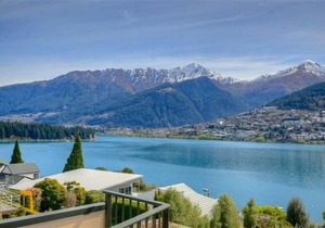 KELVIN HEIGHTS, QUEENSTOWN - lake views, sunny