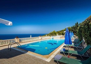 Keri Me Away - Argo's Serene Poolside Haven