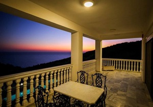Keri Me Away - Argo's Serene Poolside Haven