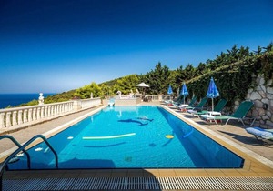 Keri Me Away - Argo's Serene Poolside Haven