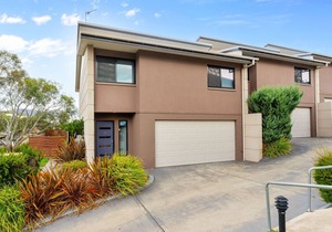 Khione 1 - 3BR Modern Townhouse l Mountain Views l WiFi l BBQ l Smart TV
