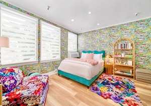 King Bed Mermaid Suite , free parking, heart of Palm Beach