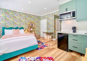 King Bed Mermaid Suite , free parking, heart of Palm Beach