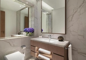 King Bedroom Near Spring Green Supermarket By Luxury Bookings