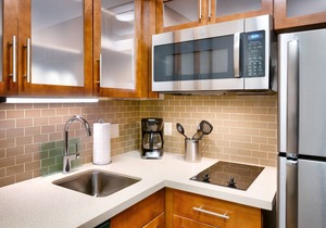 King Studio. Outdoor Pool & Hot Tub. Free Breakfast. Near U of Florida.