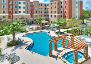 King Studio. Outdoor Pool & Hot Tub. Free Breakfast. Near U of Florida.