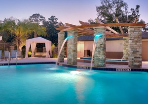 King Studio. Outdoor Pool & Hot Tub. Free Breakfast. Near U of Florida.