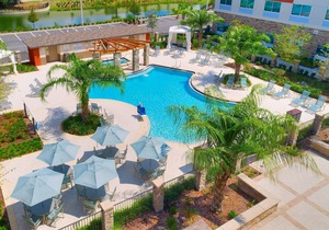 King Studio. Outdoor Pool & Hot Tub. Free Breakfast. Near U of Florida.