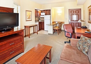 King Suite. Free Breakfast. Pool & Gym. Close to the University of Tennessee Arboretum!
