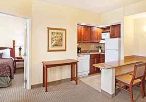 King Suite. Free Breakfast. Pool & Gym. Close to the University of Tennessee Arboretum!