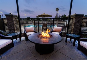 King Suite. Free Breakfast. Pool. Shared BBQ. 30 Min to Oakland Zoo!