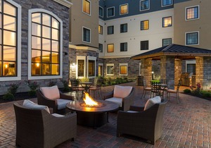 King Suite Near Ohio State University. Free Breakfast Included. Pool Access.