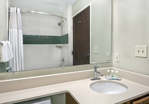 King Suite. Shared Pool & Hot Tub. Free Breakfast. Near Texas Tech University & University Medical Center.