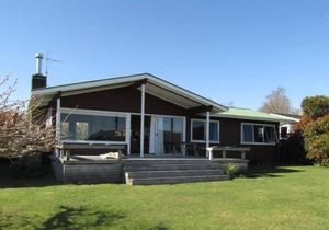 Kinloch Lakefront Bach - includes linen and WiFi