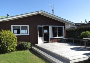 Kinloch Lakefront Bach - includes linen and WiFi