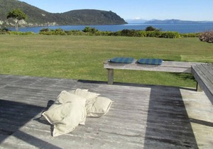 Kinloch Lakefront Bach - includes linen and WiFi