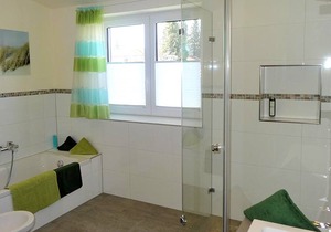 Komfort Suite, 93qm, 2 Schlafzi., Sep. Wohnraum, 2 Balkone, Bad und Dusche, sep. WC