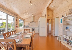 Kowhai Retreat - Matarangi Holiday Home