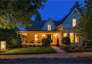 Kubli Haus - Suite #4 ~ Luxury, Style & Location, 1 block to Britt