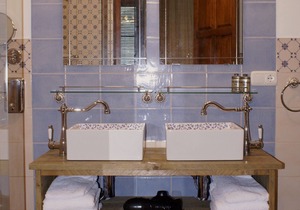 La Cañota Superior King Room Adults Only, bedroom and ensuite bathroom and WIFI