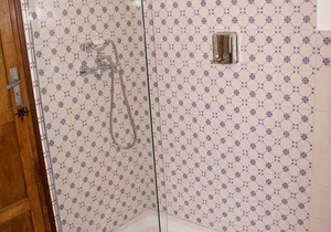 La Cañota Superior King Room Adults Only, bedroom and ensuite bathroom and WIFI