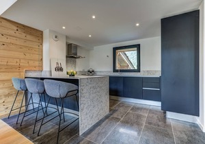 La Cordee 221 Penthouse - sleeps 8 guests with pool, sauna, gym, parking