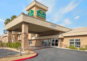 La Quinta Inn & Suites by Wyndham LV Tropicana Stadium