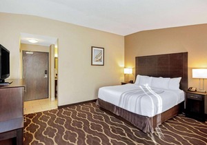 La Quinta Inn & Suites by Wyndham LV Tropicana Stadium