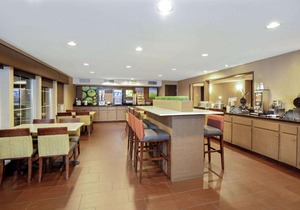 La Quinta Inn & Suites by Wyndham LV Tropicana Stadium